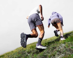 Beim Trailrunning mit Laufschuhen und Laufbekleidung von Salomon.