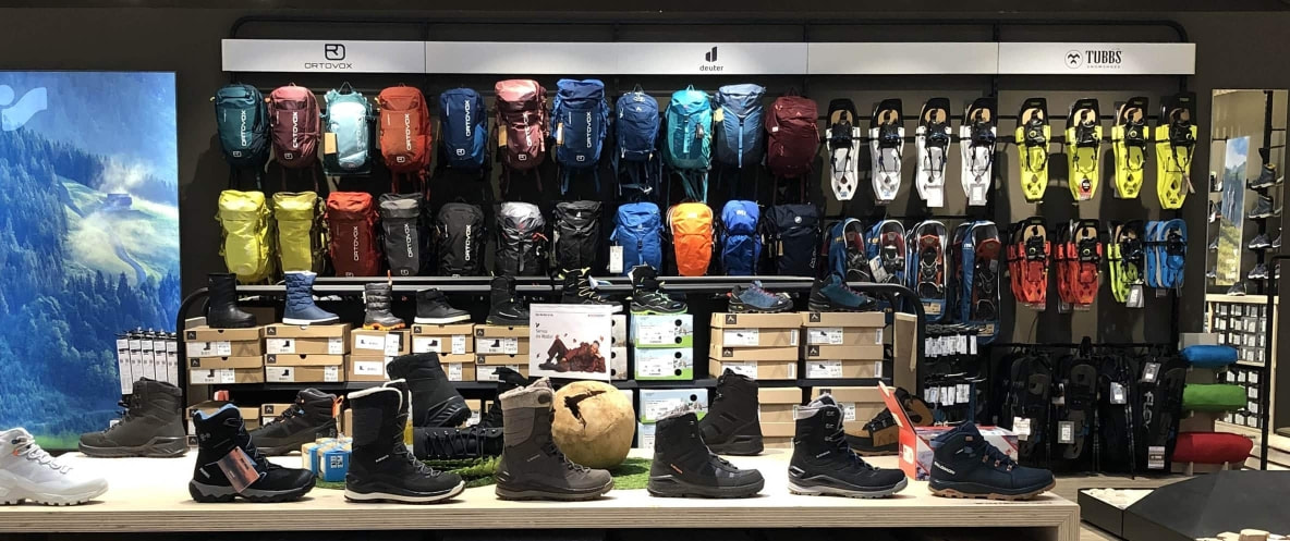 INTERSPORT Pötscher Mauthausen Outdoorabteilung mit Rucksäcken, Wanderschuhen, Schneeschuhen und vielem mehr.