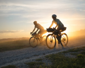 Eine Radtour bei Sonnenuntergang mit Bikebekleidung von Odlo.